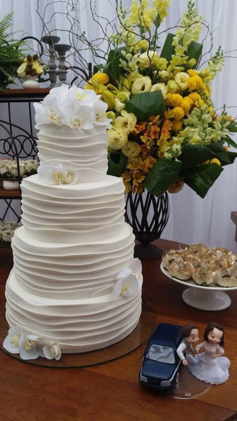 bolo de casamento decorado com orquídeas brancas