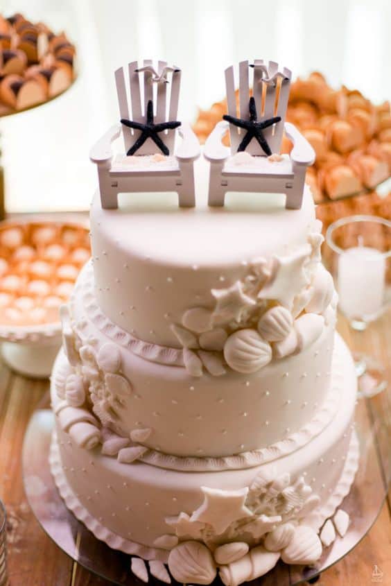ideia de bolo decorado para casamento na praia