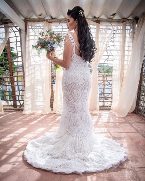 vestido de noiva de crochê branco com cauda