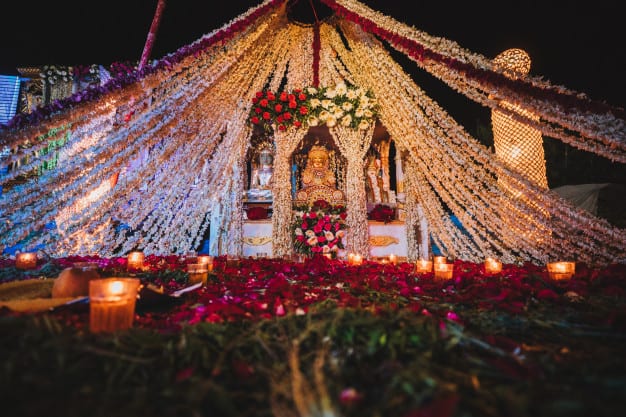 decoração com flores para casamento indiano
