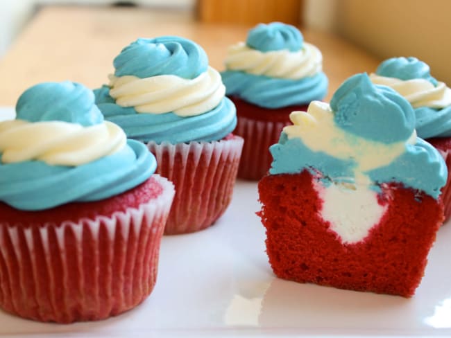 cupcake de red velvet com cobertura azul 