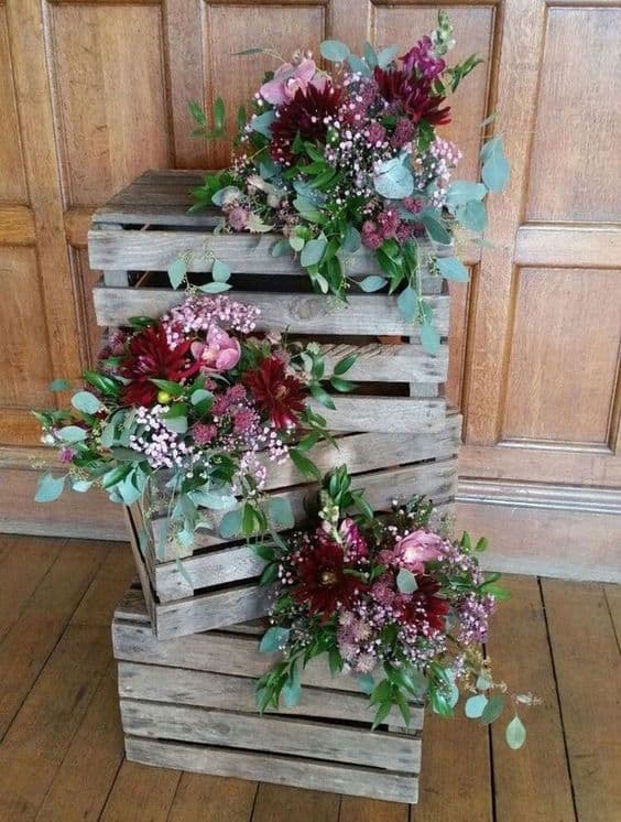 decoração de casamento rústico com caixotes e flores