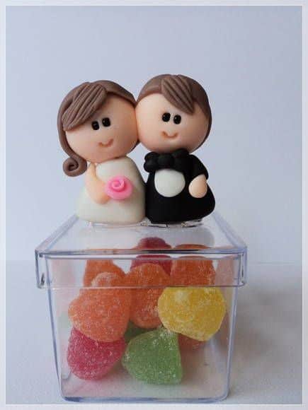 caixinha de acrílico decorada em biscuit com casal de noivinhos