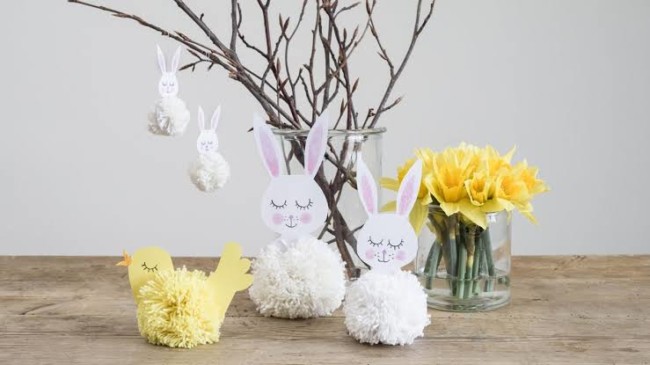 Coelhinhos feitos com pompons para decoração de Páscoa5