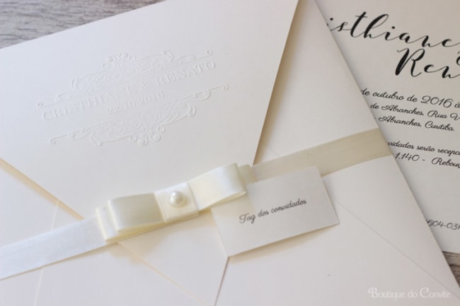 Convite clássico com envelope branco com laço