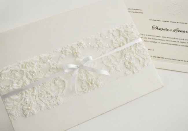 Convite de casamento com envelope branco com renda