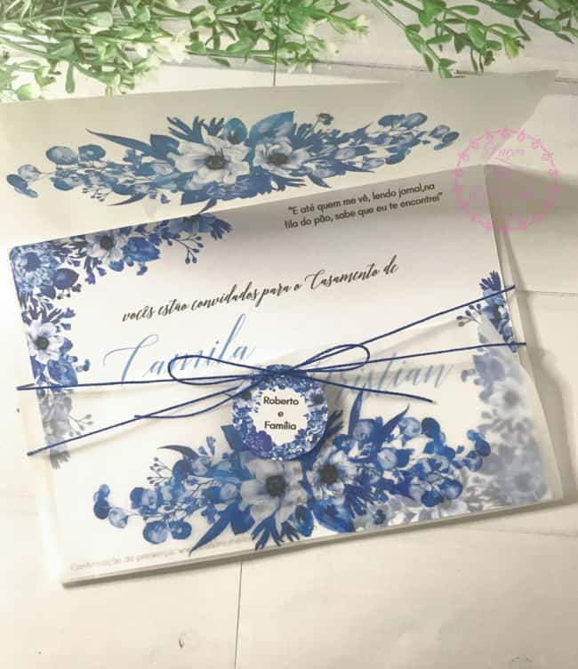 Convite de casamento em papel liso com flores azuis21
