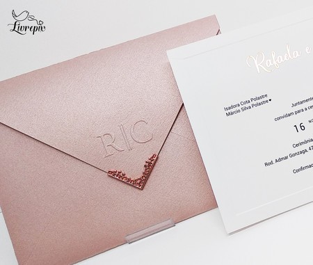 Convite de casamento em papel metálica curious rosa17