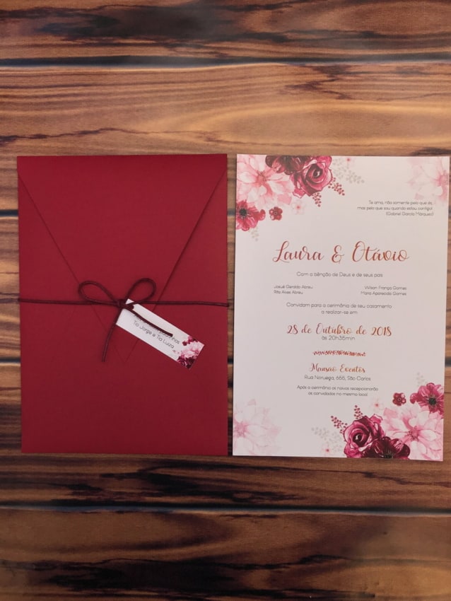 Convite de casamento floral com envelope marsala