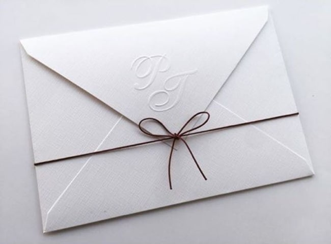 Envelope com iniciais dos noivos
