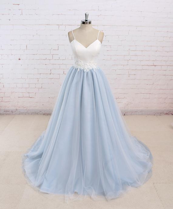 vestido de noiva simples azul claro