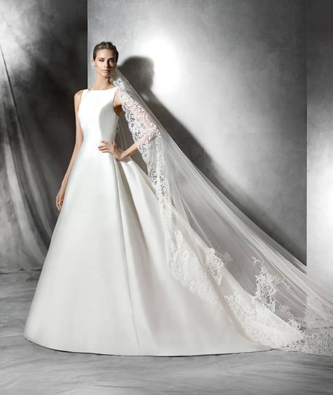 Vestido de noiva estruturado de cetim com véu rendado