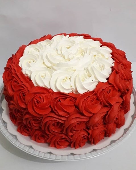 bolo decorado em chantilly vermelho e branco para chá de bebê