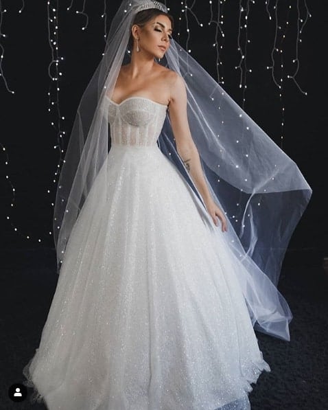 vestido de noiva branco e com brilho