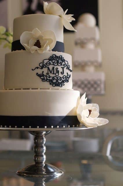 Brasão de casamento no bolo de três andares