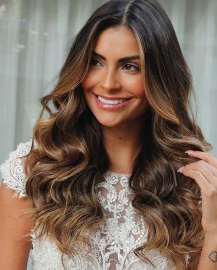 Cabelo solto ondulado para casamento32