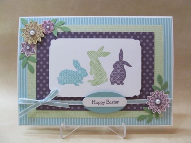 Cartão de páscoa artesanal com 3 coelhinhos