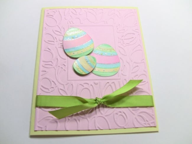Cartão de páscoa artesanal com ovos coloridos