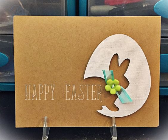 Cartão de páscoa artesanal de ovo com sombra de coelho