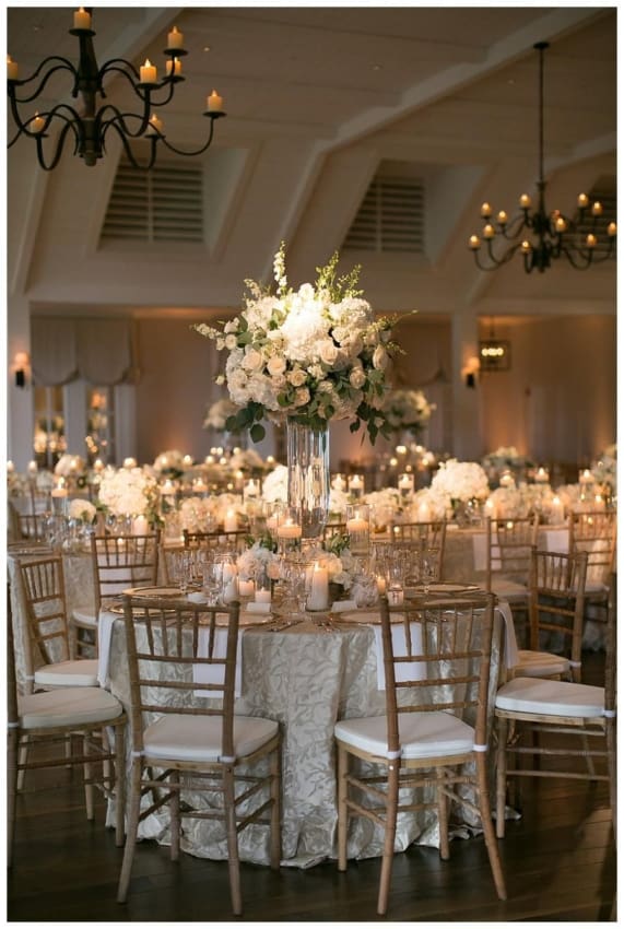 Casamento dos sonhos decorado com as cores branco e dourado1
