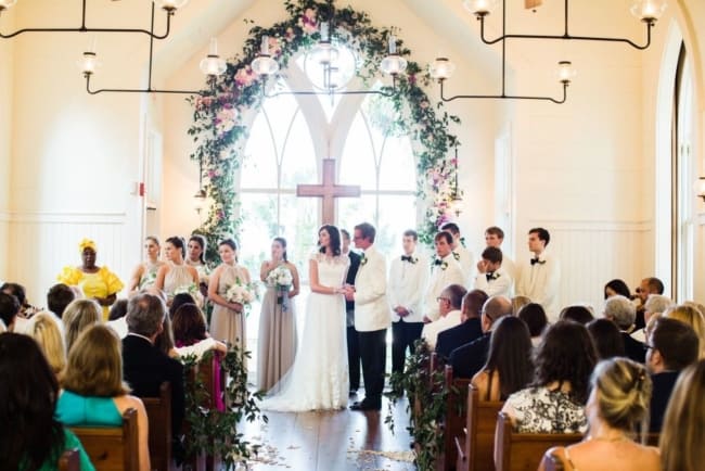 Casamento evangélico decorado com arco de flores14