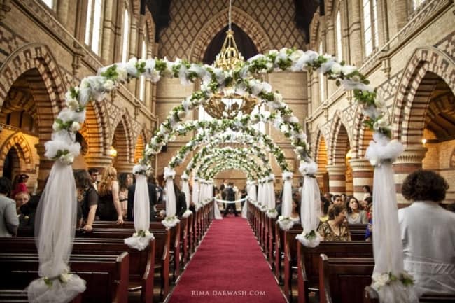 Igreja decorada para casamento dos sonhos com arco de flores brancas12