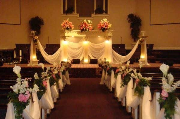 Igreja decorada para casamento dos sonhos com flores e tecido13