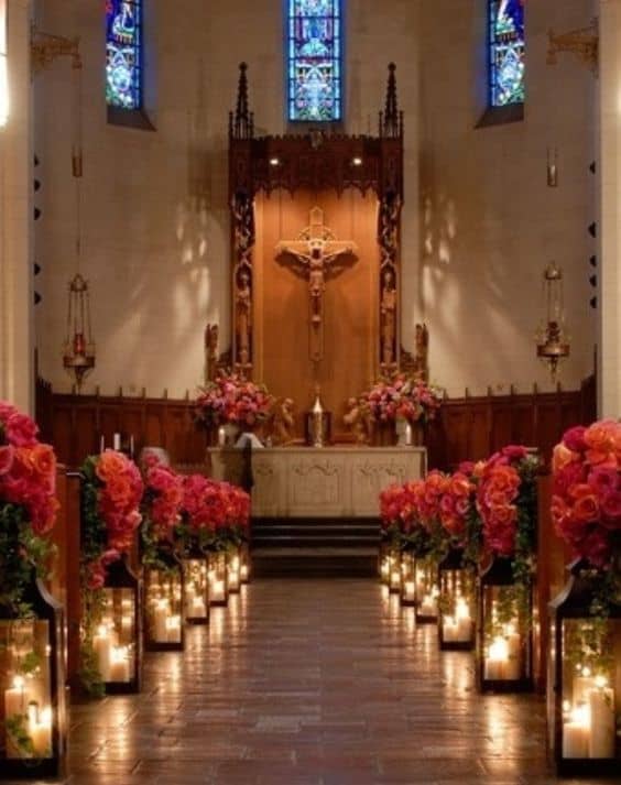 Igreja decorada para casamento dos sonhos com flores vermelhas11