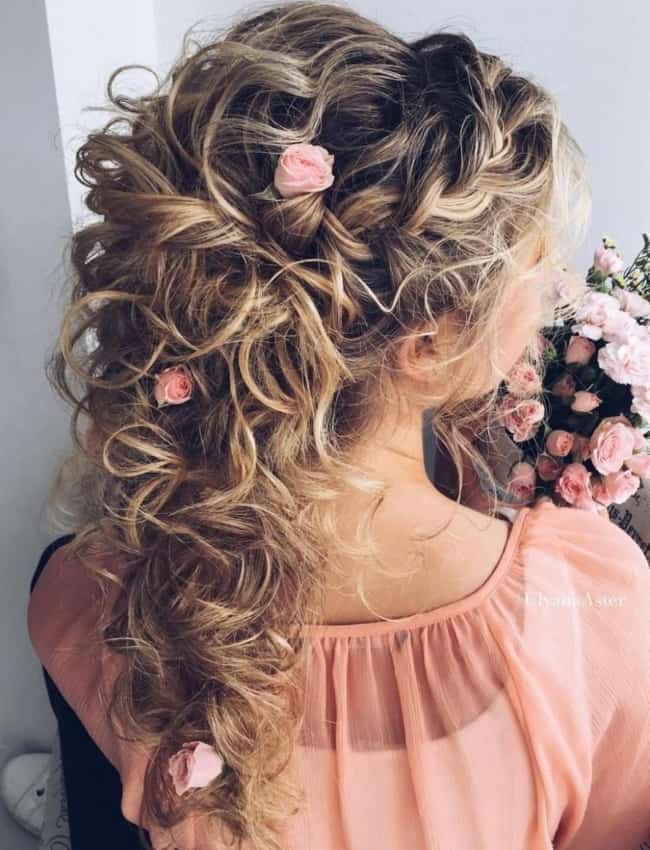 Penteado para convidada de casamento cabelo cacheado com flores21