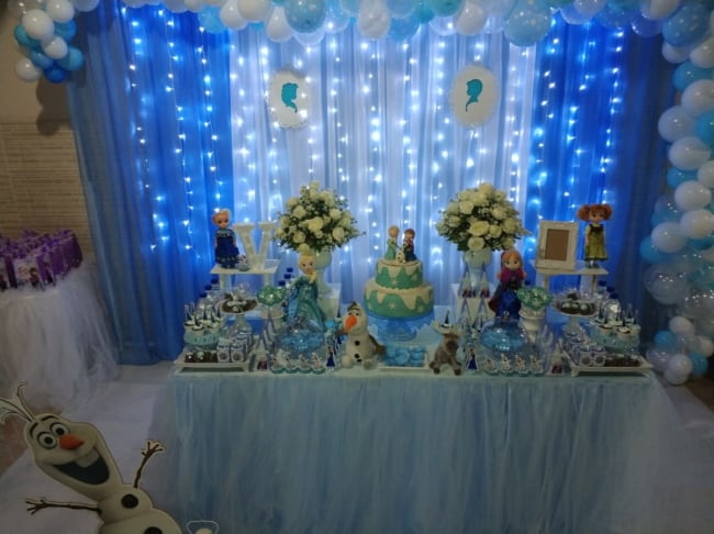 cortina de LED azul na festa frozen