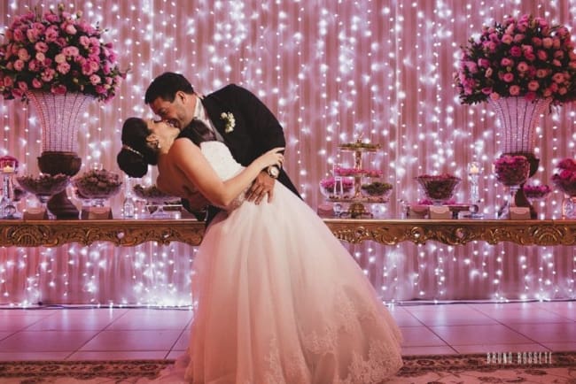 cortina de LED rosa em casamento