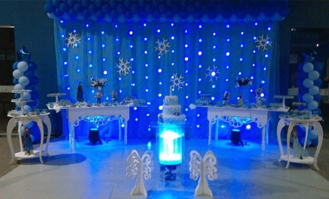 decor com cortina de LED azul