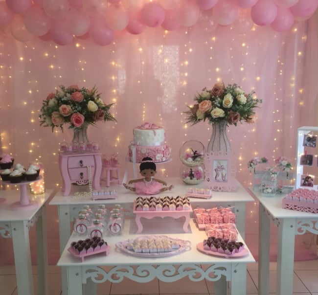 decoração com cortina de LED rosa