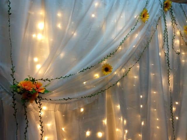 painel com cortina de LED e flores
