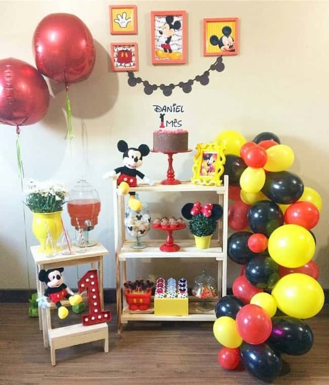 Balões ajudam a decorar a festa Mickey de mesversário