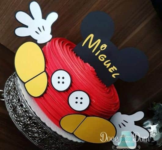 Chantilly vermelho é sempre usado nos bolos de mesversários Mickey