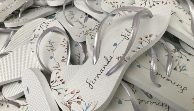 Chinelos personalizados para casamento simples com nomes e flores