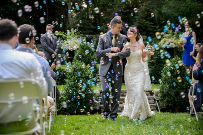 Saída dos noivos com bolhas