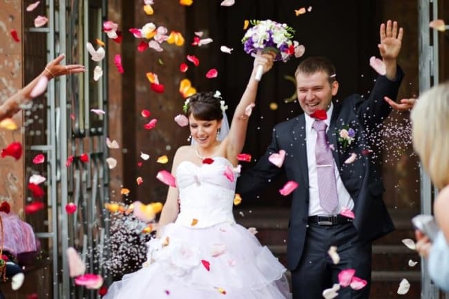 Saída dos noivos com petalas coloridas