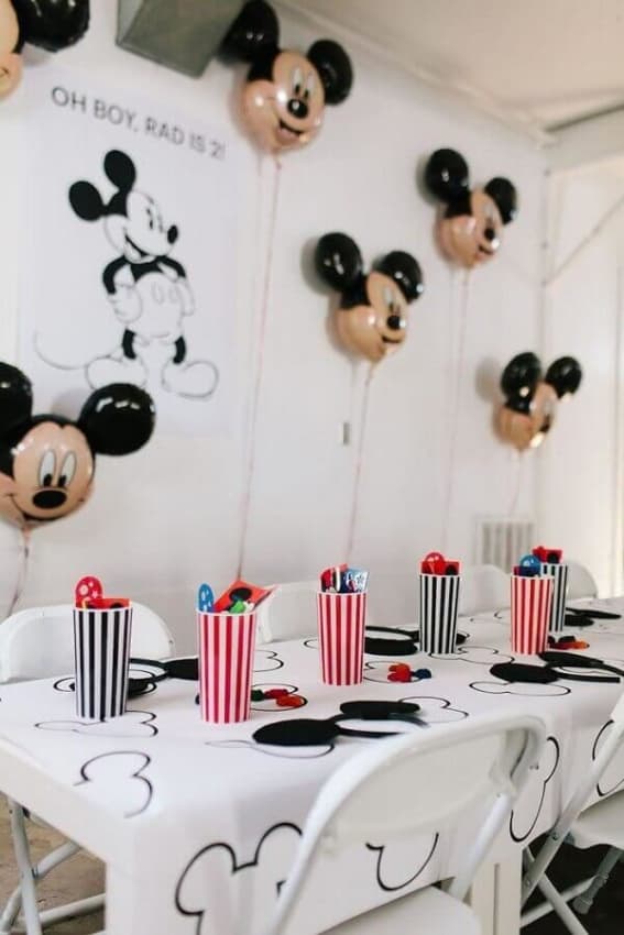 Toalha e balões do Mickey no mesversário