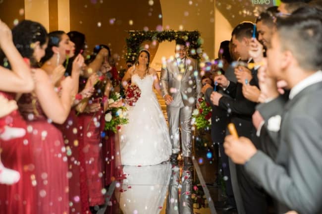 fotos de Saída dos noivos com bolhas de sabão