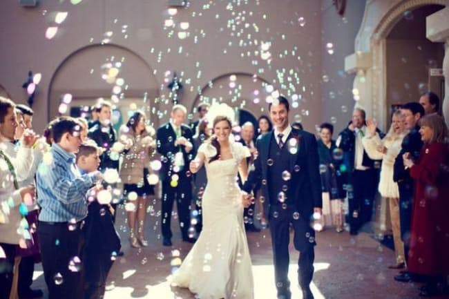 fotos de Saída dos noivos com bolhas