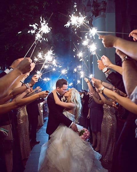 fotos de Saída dos noivos com sparkles