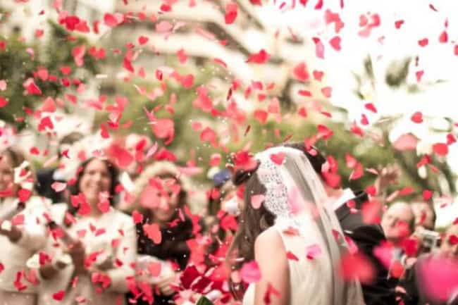ideias de Saída dos noivos com petalas de rosa