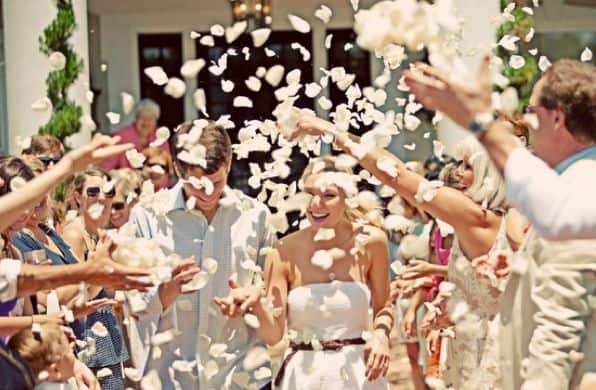 ideias de Saída dos noivos com petalas