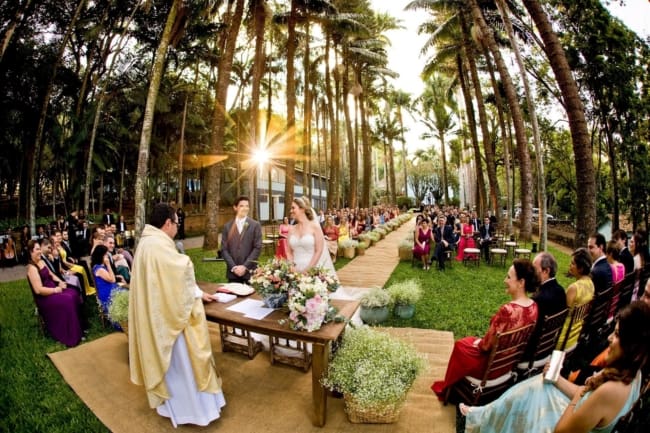 Casamento ao ar livre para muitos convidados