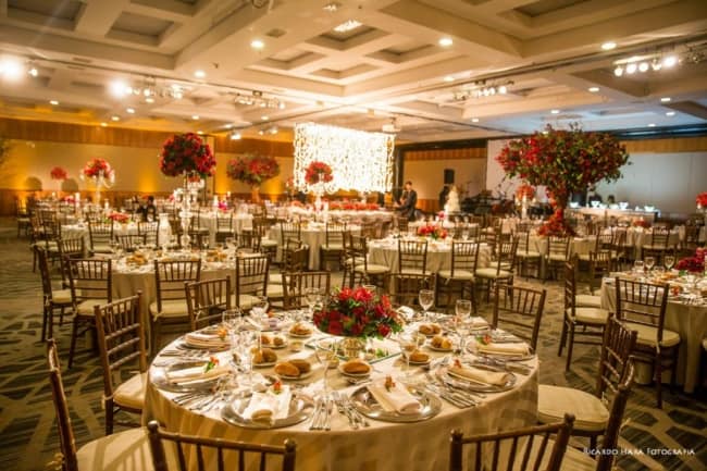 Espaço para casamento com buffet contrato e decoração clássica
