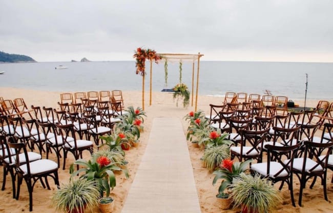 Espaço para casamento na praia com decoração despojada