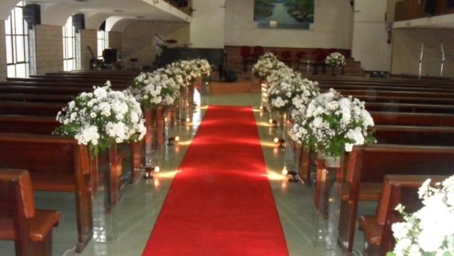 Igreja decorada de flores brancas e tapete vermelho