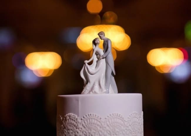 bolo de casamento com topo em porcelana
